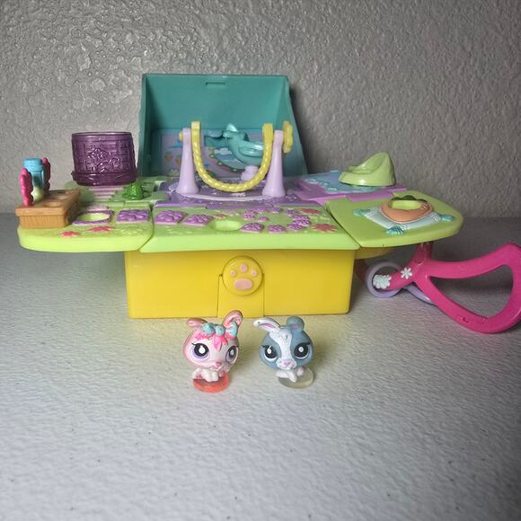 Littlest Pet Shop Teeniest Tiniiest Bunnies Playset + 2 Bunny Figures - Picture 3 of 6